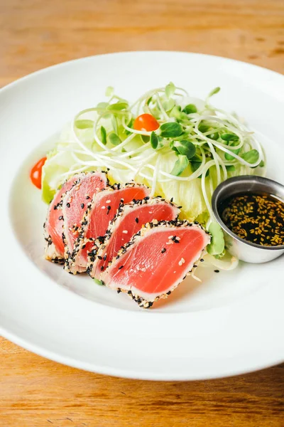 Izgara ham ton balıklı salata sebze ile 