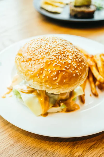 Hamburger ve patates kızartması