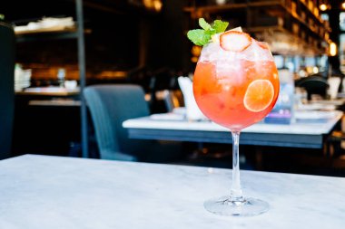 Buzlu kokteyller cam içme 