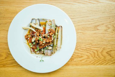 Kızarmış baharatlı jilet istiridye