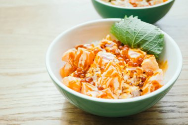 Ham ve taze karışık sashimi somon ile 