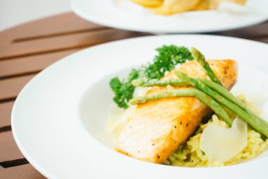 Füme somon et salata 