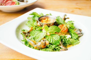 Baharatlı ham yengeç et deniz ürünleri