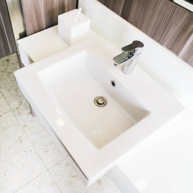 Beyaz modern lavabo ve banyo musluk