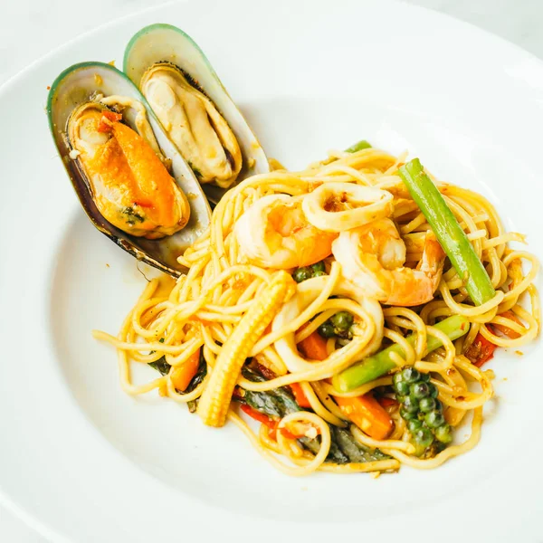 Espaguete e macarrão frutos do mar picantes — Fotografia de Stock