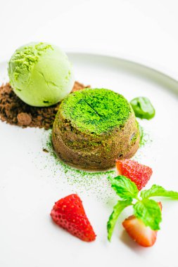 Yeşil çay çikolata lav dondurma ve çilek ile