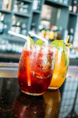 Buzlu kokteyller cam içme 