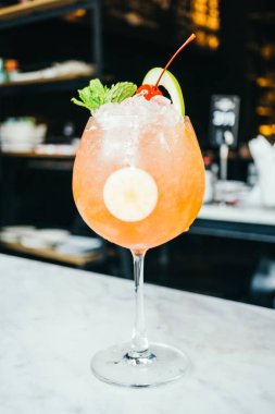 Buzlu kokteyller cam içme 