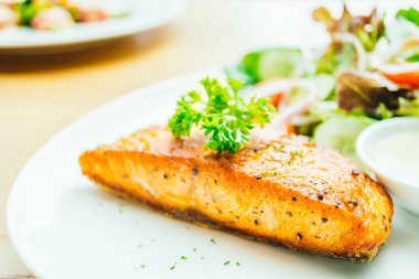 Füme somon et salata 