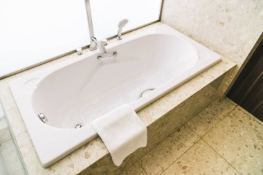 Beyaz küvet banyo dekorasyon iç 