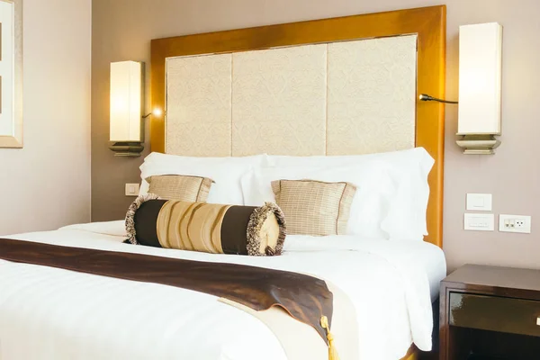 Cuscini sulla decorazione letto interno della camera da letto — Foto Stock