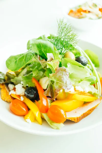 Peito de pato defumado com salada de legumes — Fotografia de Stock