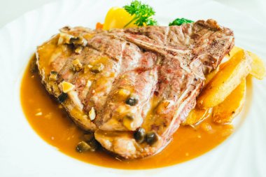 Sebzeli ızgara t-bone sığır eti biftek