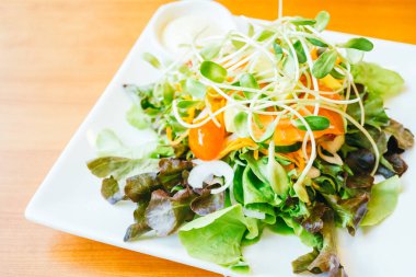 Füme somon et salata 