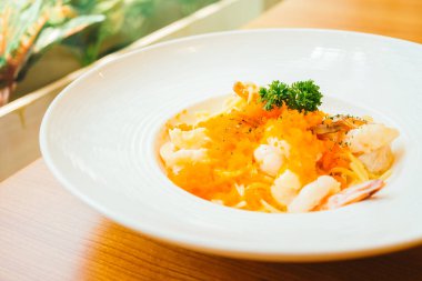 Spagetti carbonara karides ve karides