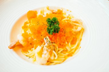 Spagetti carbonara karides ve karides