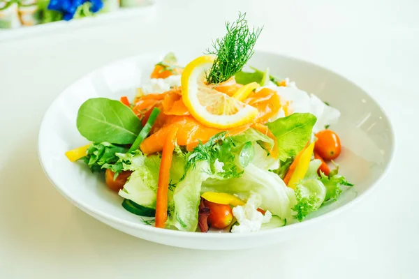 Gerookte zalm vlees salade — Stockfoto
