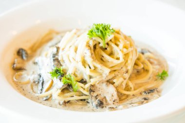 Trüf mantarlı makarna krema sosu