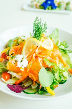 Füme somon et salata 