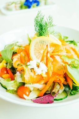 Füme somon et salata 