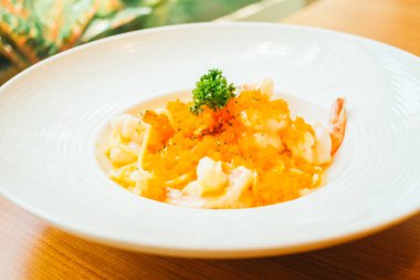 Spagetti carbonara karides ve karides