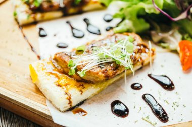 Kaz ciğeri üstünde tepe-in ekmek sos ile