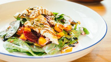 Izgara Tavuk Salatası 