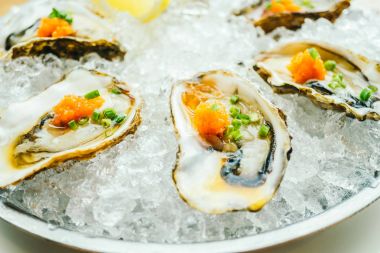 Ham ve taze istiridye havyar üstte ve limon ile 