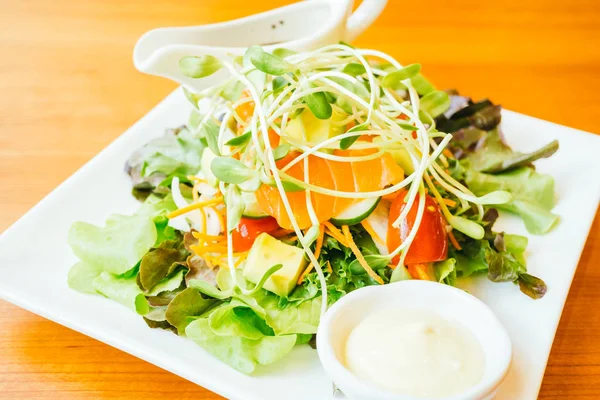 Füme somon et salata 