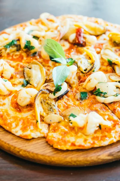 Baharatlı deniz ürünleri pizza