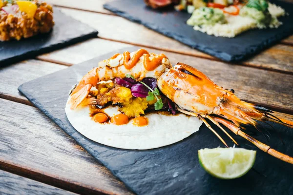 Taco karides veya karides ve sos ile