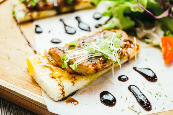 Kaz ciğeri üstünde tepe-in ekmek sos ile