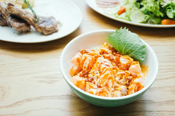 Ham ve taze karışık sashimi somon ile 