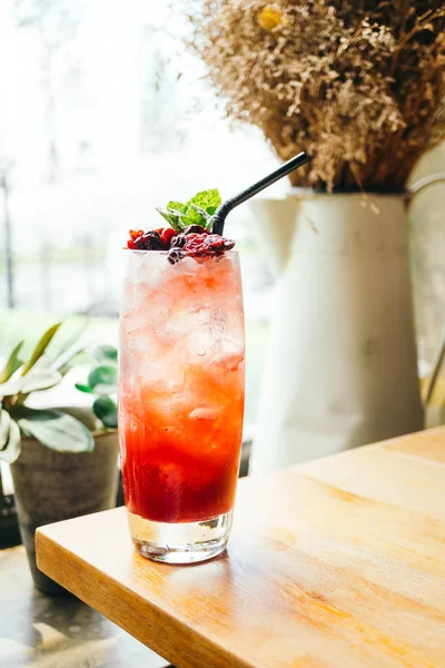 Buzlu kokteyller cam içme 