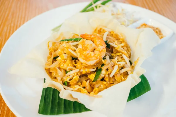 Pad thai noodles with shrimp or prawn on top — Stock Photo, Image