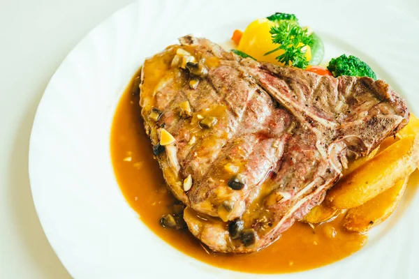 Sebzeli ızgara t-bone sığır eti biftek