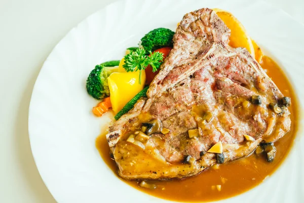 Sebzeli ızgara t-bone sığır eti biftek