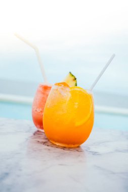 İçki kokteyl cam buzlu