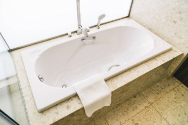 Beyaz küvet banyo dekorasyon iç