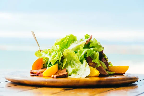 Жареная утиная грудь с овощным салатом — стоковое фото