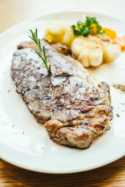 Grilovaný hovězí maso steak se zeleninou — Stock fotografie