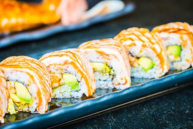 Somon suşi roll
