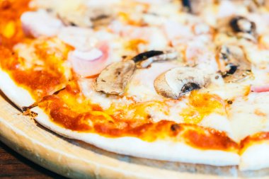 jambon ve mantar pizza