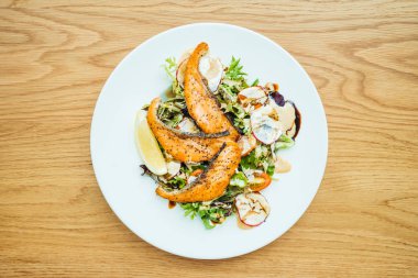 Izgara somon fileto etli sebze salatası