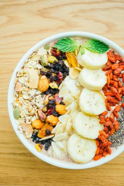 Müsli ve granola karışık meyve