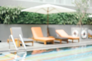 Soyut bulanıklık ve ufuk şemsiye ve p yüzme etrafında sandalye