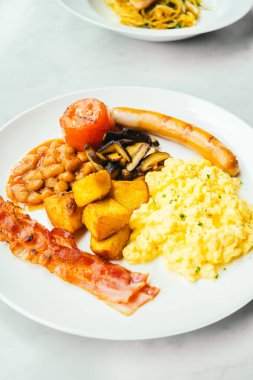 İngiliz kahvaltı tabağı