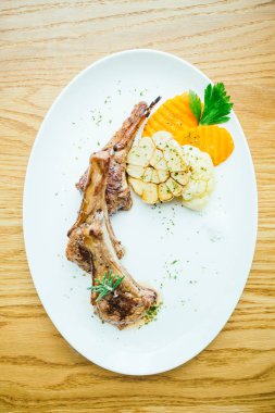 Izgara kuzu eti chop biftek