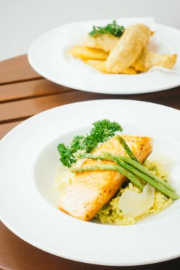 Eti biftek beyaz tabak içinde somon fileto 