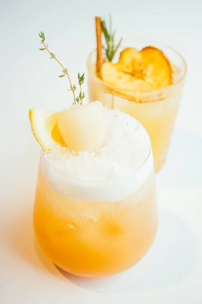 Cocktail ghiacciati vetro litchi — Foto Stock